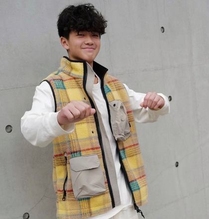 曹格14岁儿烫卷发长胡茬 疑以模特身分出道