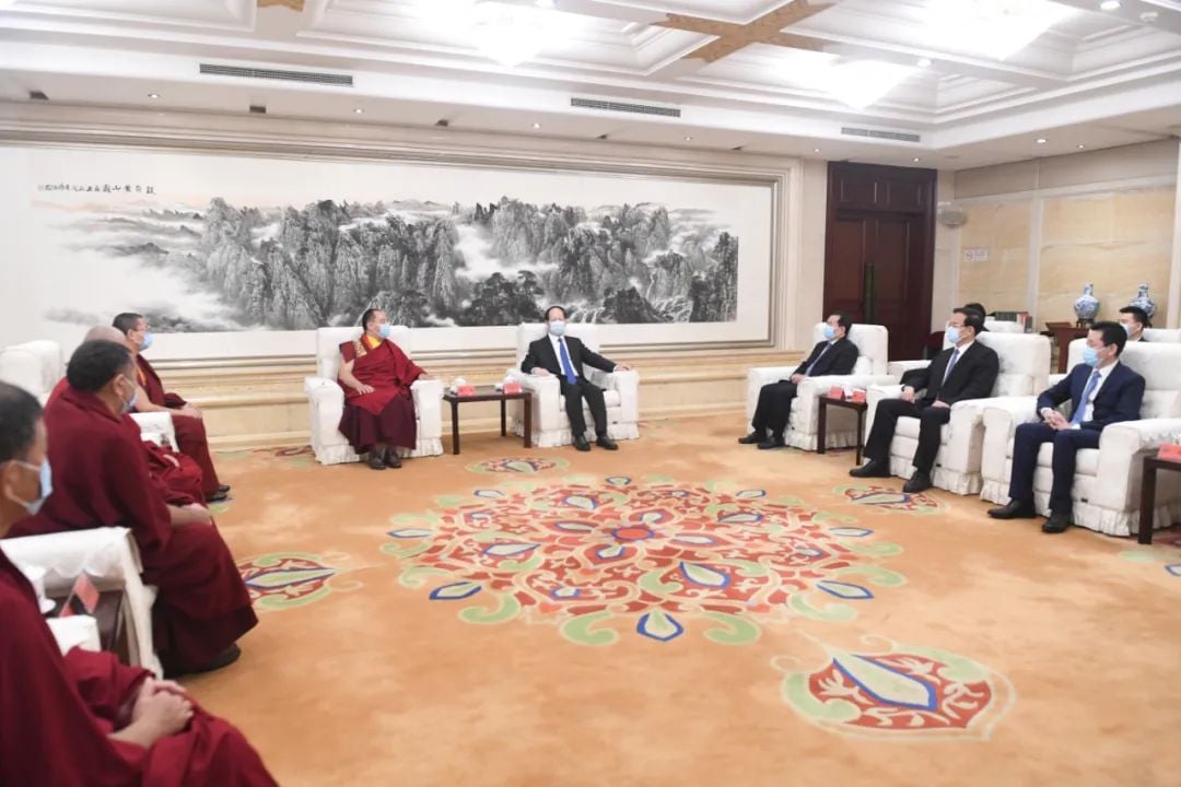 有片)中共中央统战部长石泰峰会见十一世班禅