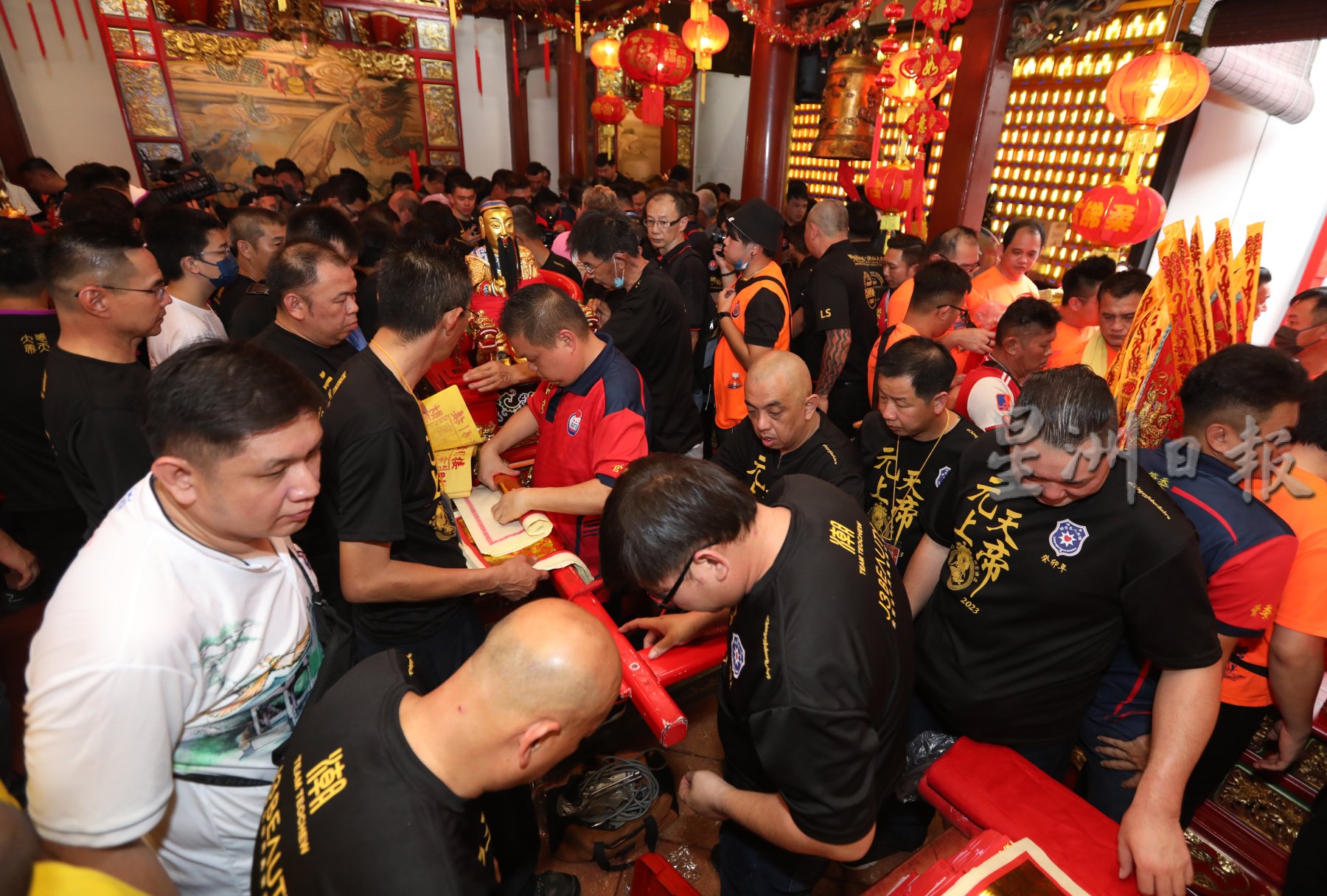 本地媒体应邀采访、20个平台直播柔佛古庙游神盛会