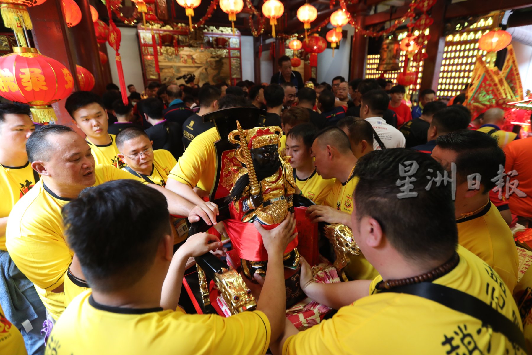 本地媒体应邀采访、20个平台直播柔佛古庙游神盛会