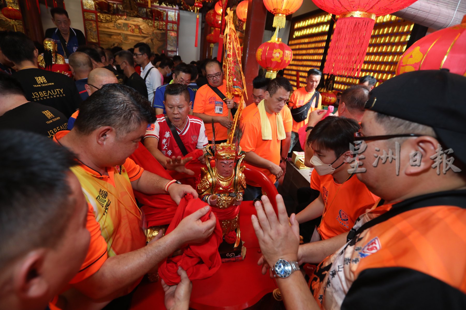 本地媒体应邀采访、20个平台直播柔佛古庙游神盛会