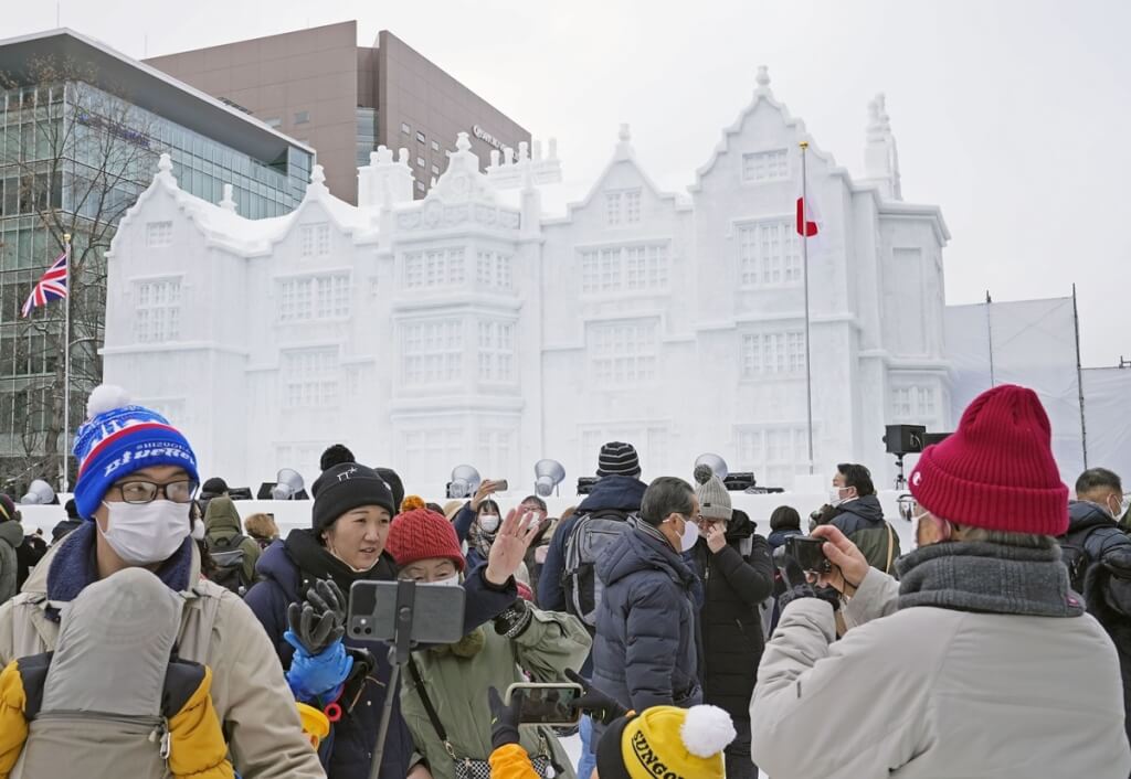 札幌雪祭时隔3年实体举办 展出160座雪冰雕