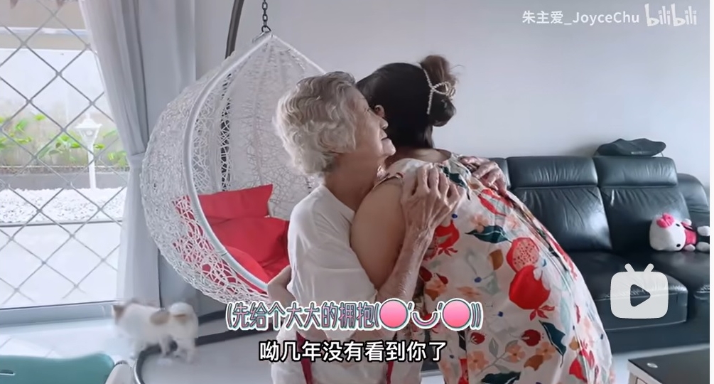 朱主爱相隔3年返马过年 妈妈激动落泪