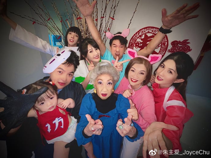 朱主爱相隔3年返马过年 妈妈激动落泪