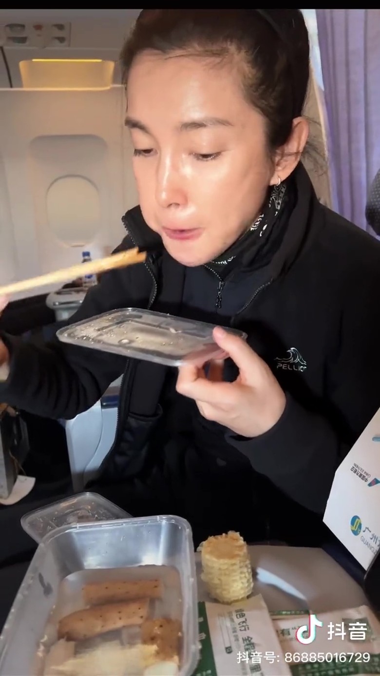 李冰冰三餐吃温水泡菜 网调侃“活着没有意思”