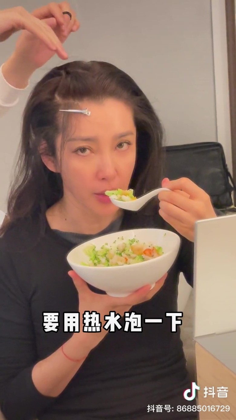 李冰冰三餐吃温水泡菜 网调侃“活着没有意思”