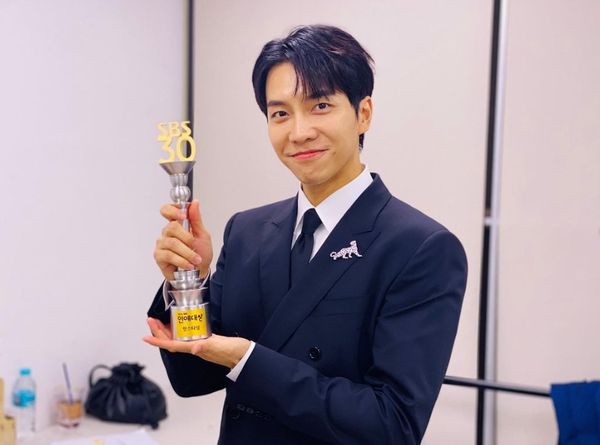 李昇基娶妻爆脱粉 求饶粉丝被酸“贪心又矫情”