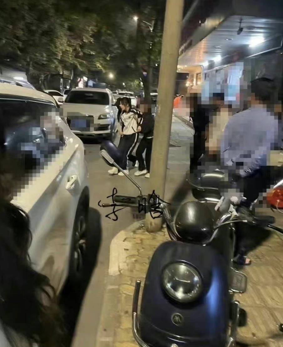 杨紫拍剧骑车崴到脚 走路须搀扶被质疑“卖惨”