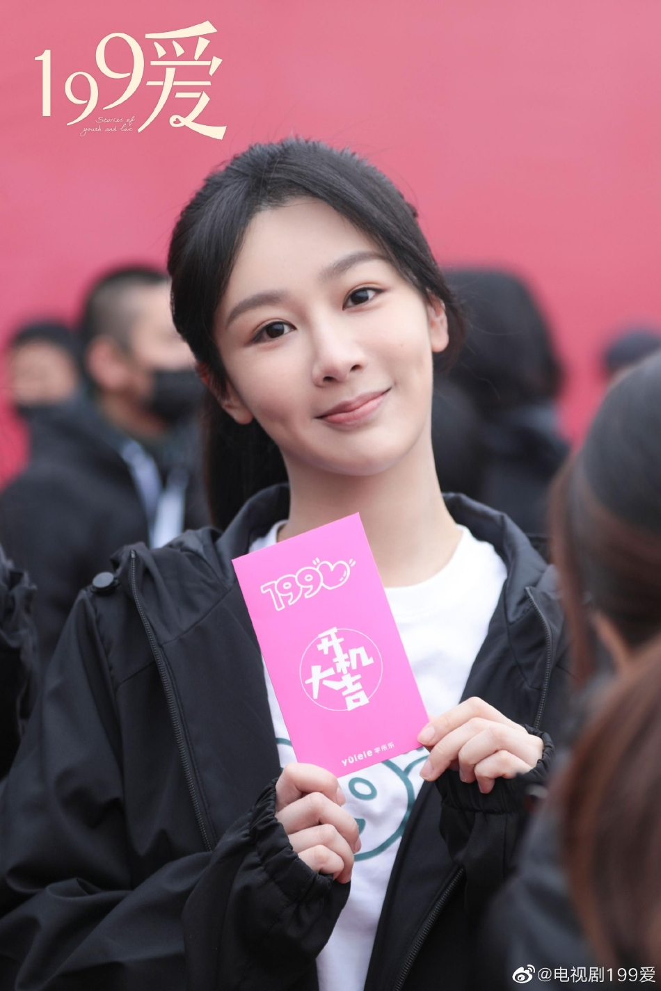 杨紫拍剧骑车崴到脚 走路须搀扶被质疑“卖惨”