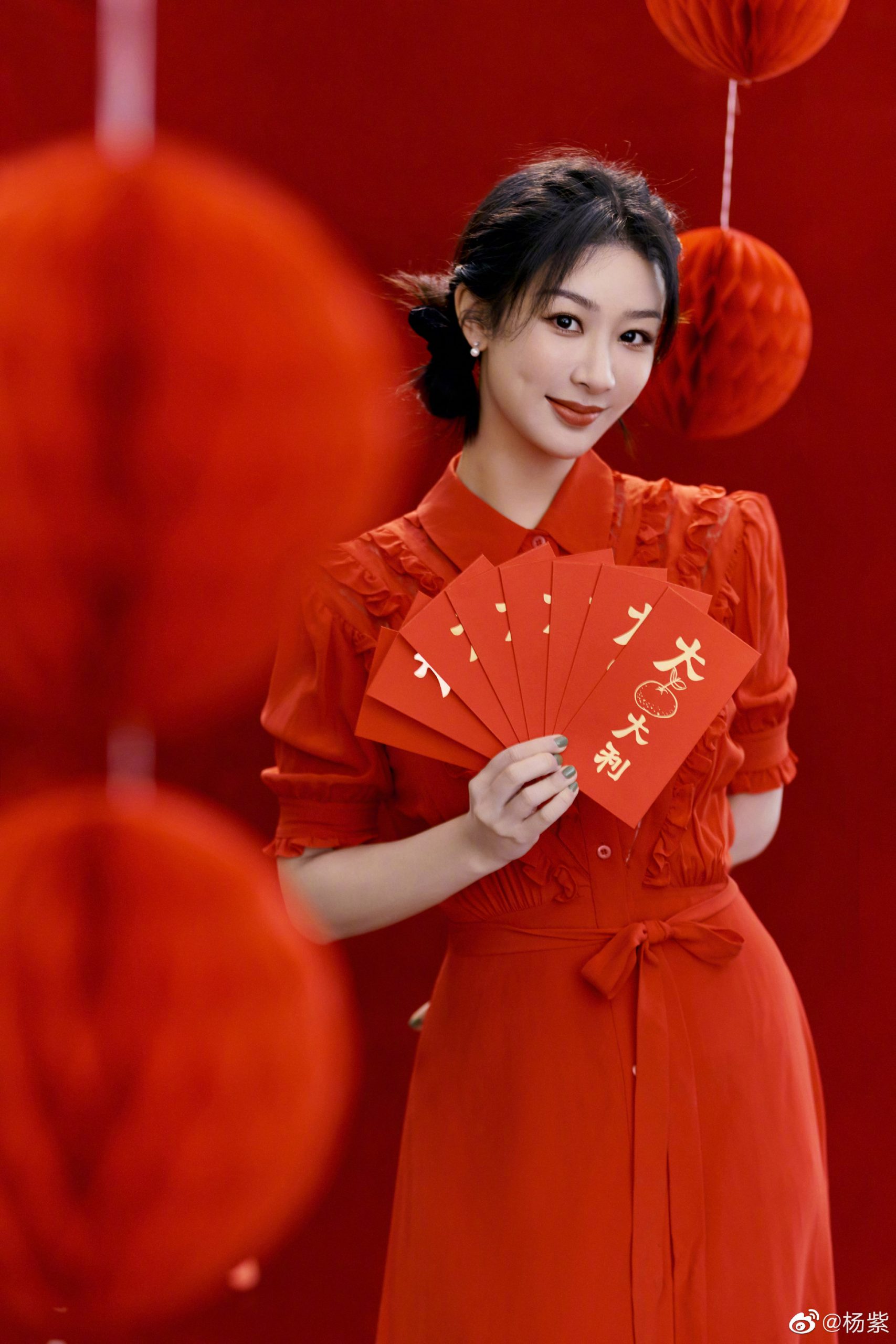 杨紫拍剧骑车崴到脚 走路须搀扶被质疑“卖惨”