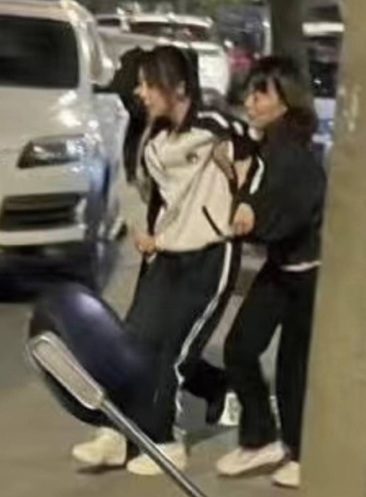 杨紫拍剧骑车崴到脚 走路须搀扶被质疑“卖惨”