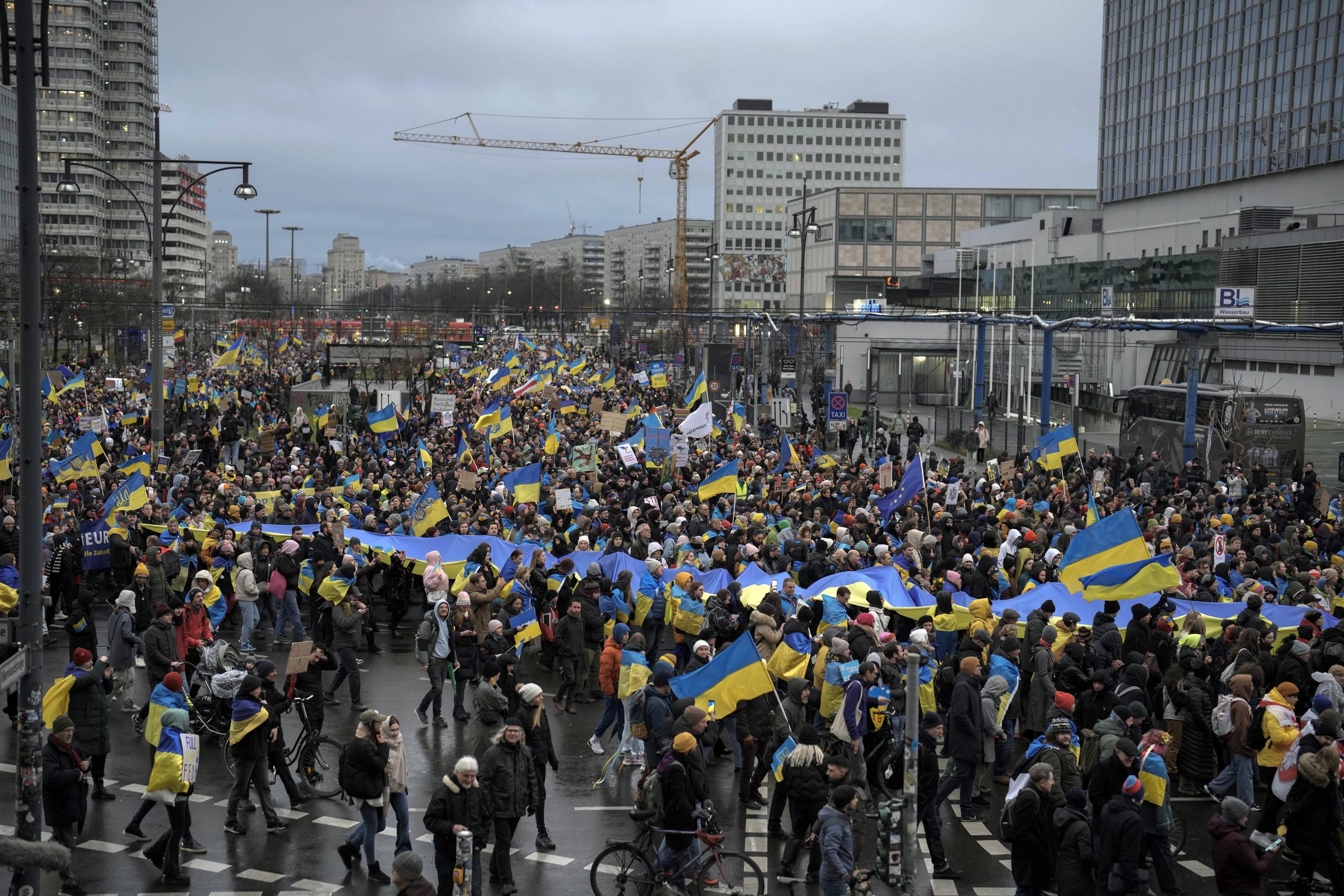 柏林万人反战示威 废弃坦克放置俄国使馆前