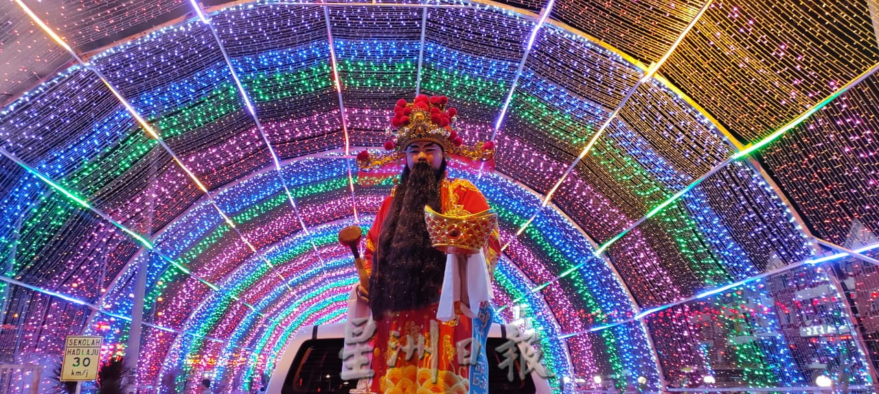 柔:今日面谱(16日见报):李良伟享受扮演财神爷