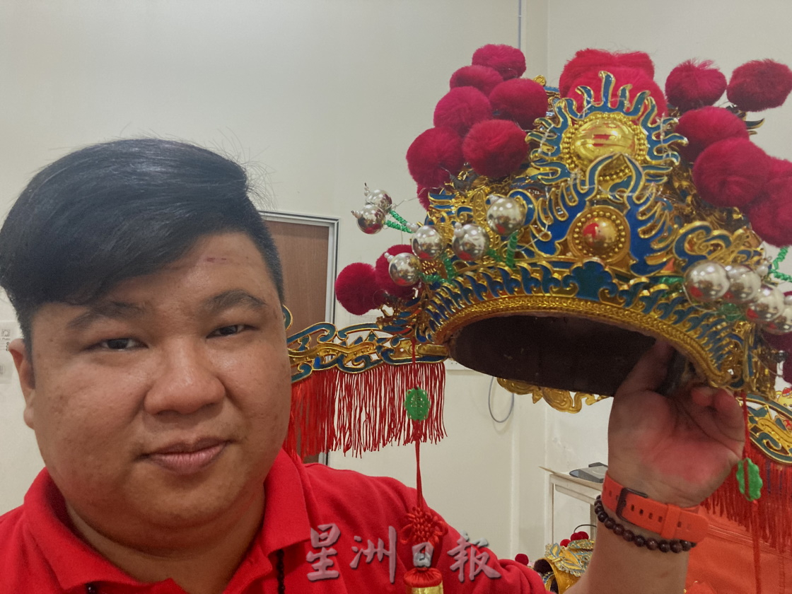 柔：今日面谱（16日见报）：李良伟享受扮演财神爷