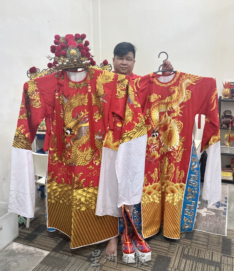 柔：今日面谱（16日见报）：李良伟享受扮演财神爷