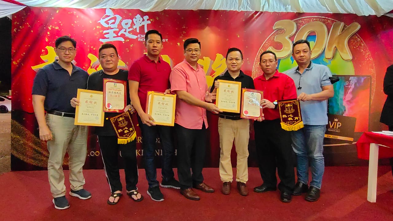 善心人士连同皇足轩为华小献力,合共捐助8万零921令吉予2所华小