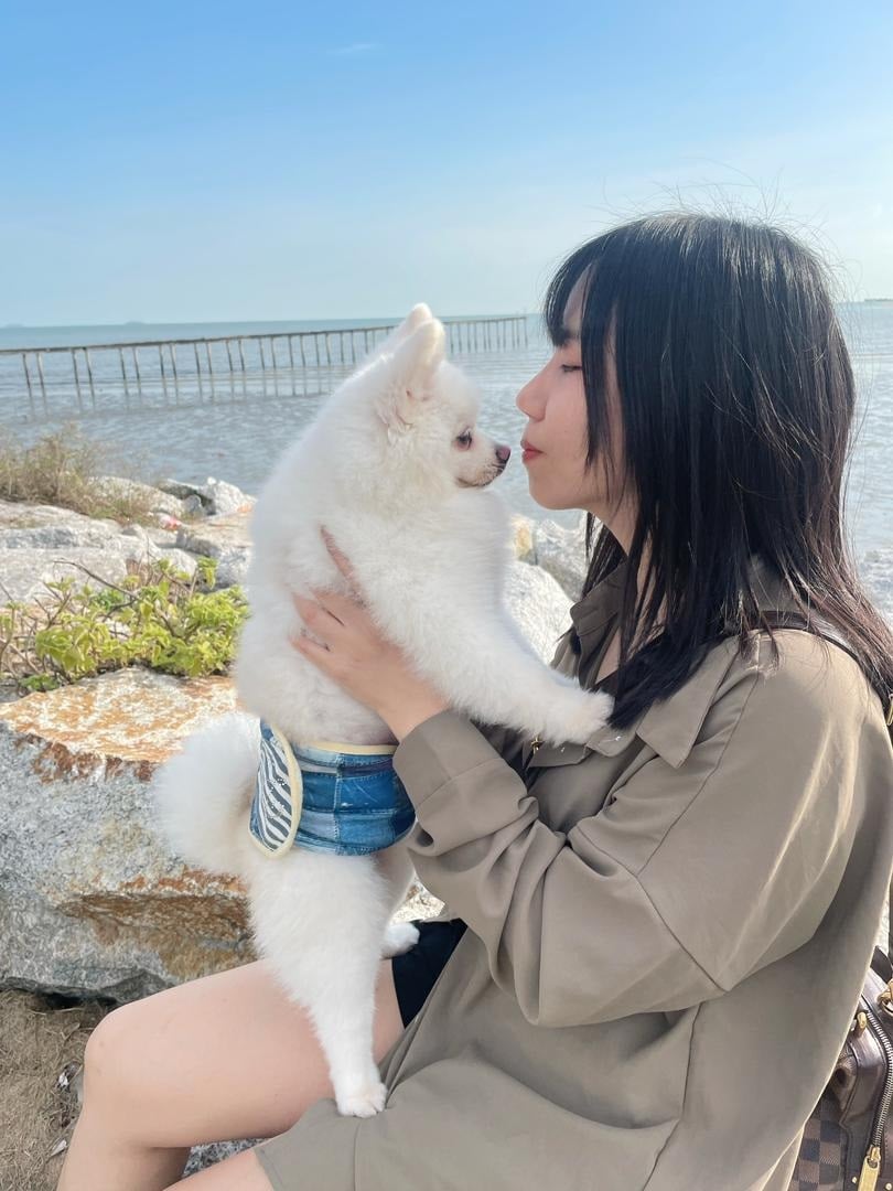 柔:宠物萌萌哒(2月4日见报):从怕狗到爱狗,罗水梅杨顺耀与博美爱犬感情深厚