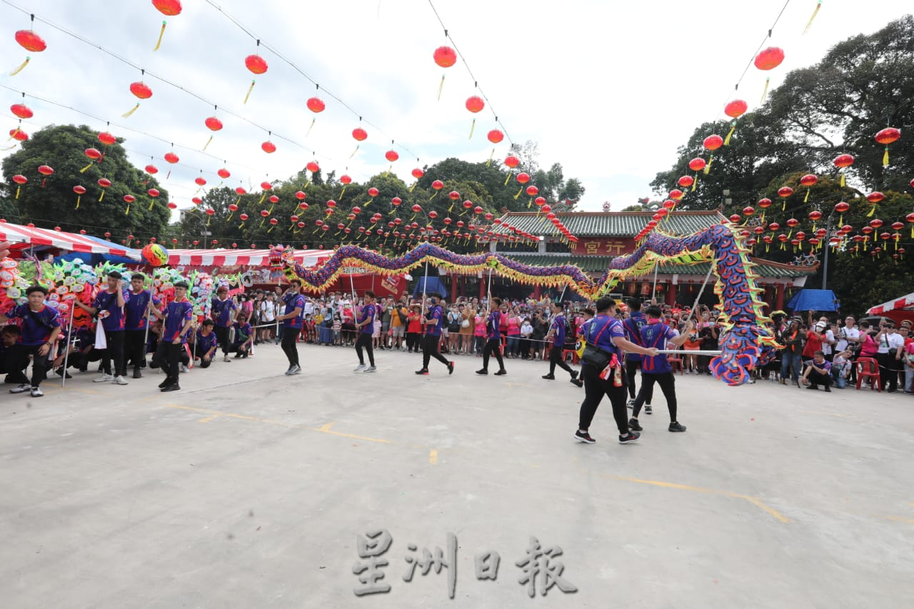 柔：封面主文：柔佛古庙游神活动恢复疫情前热闹场景，洗去疫情期间游神路线空荡荡的孤寂