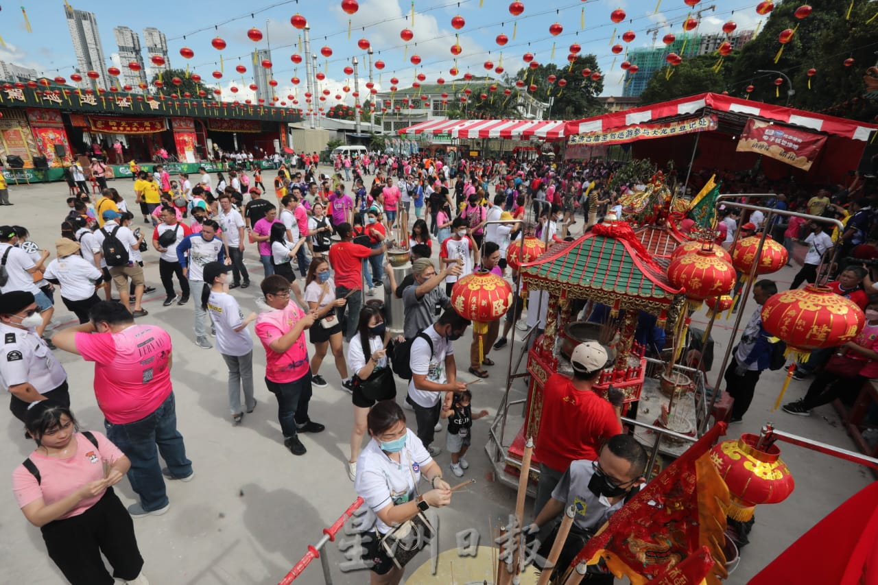 柔：封面主文：柔佛古庙游神活动恢复疫情前热闹场景，洗去疫情期间游神路线空荡荡的孤寂