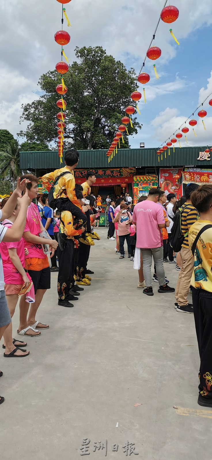 柔：封面主文：柔佛古庙游神活动恢复疫情前热闹场景，洗去疫情期间游神路线空荡荡的孤寂