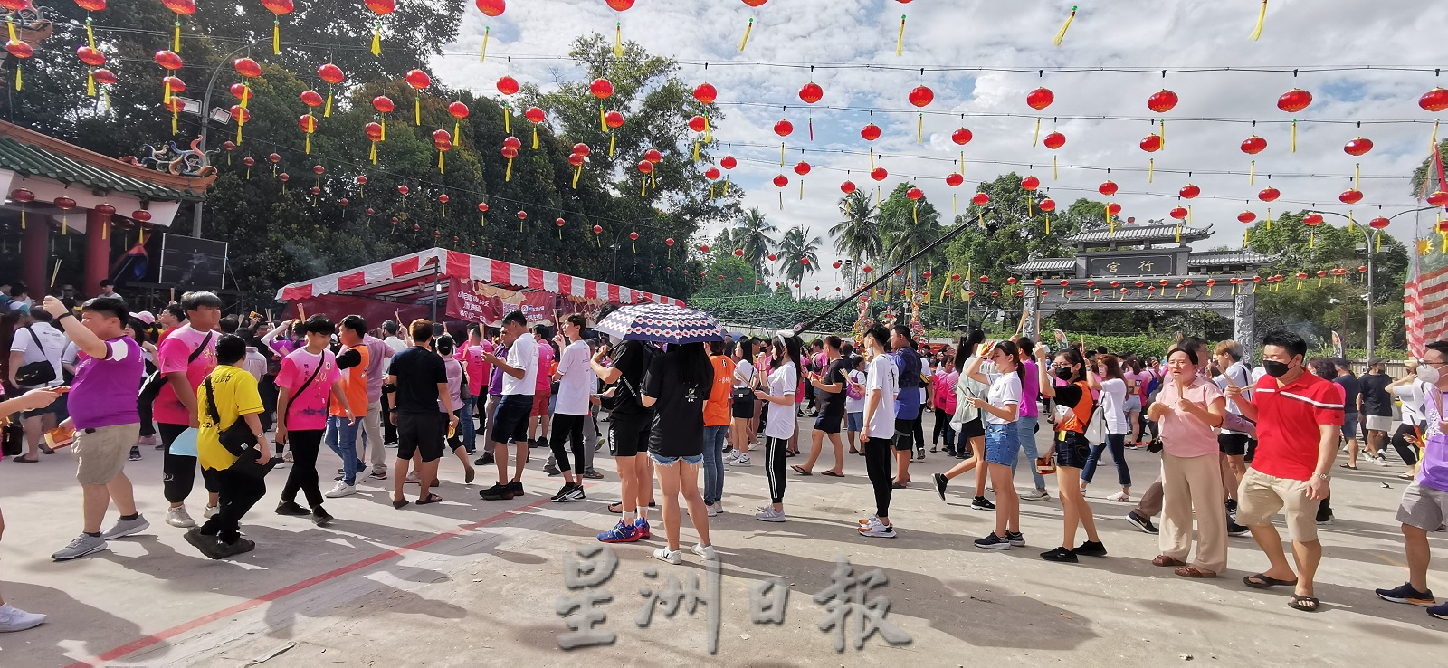 柔：封面主文：柔佛古庙游神活动恢复疫情前热闹场景，洗去疫情期间游神路线空荡荡的孤寂