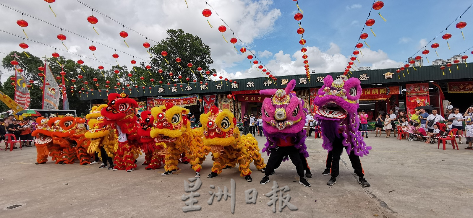 柔：封面主文：柔佛古庙游神活动恢复疫情前热闹场景，洗去疫情期间游神路线空荡荡的孤寂