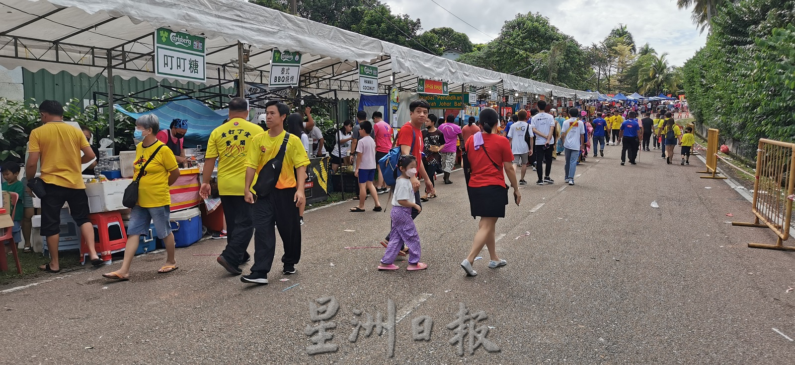 柔：封面主文：柔佛古庙游神活动恢复疫情前热闹场景，洗去疫情期间游神路线空荡荡的孤寂