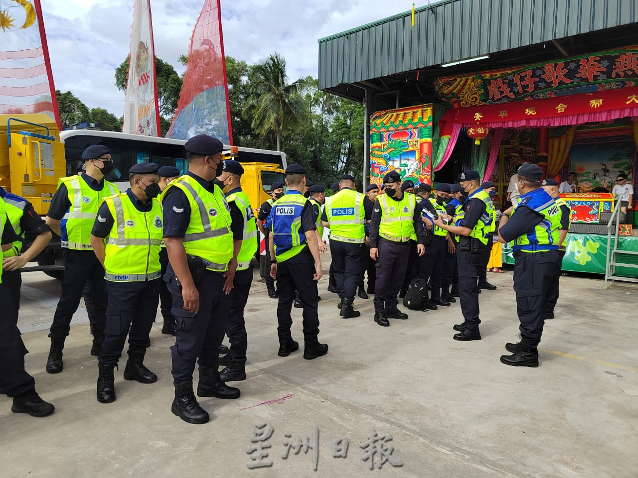 柔：封面主文：柔佛古庙游神活动恢复疫情前热闹场景，洗去疫情期间游神路线空荡荡的孤寂