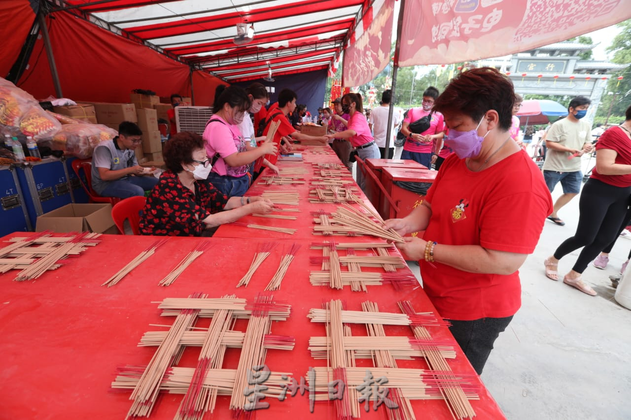 柔：封面主文：柔佛古庙游神活动恢复疫情前热闹场景，洗去疫情期间游神路线空荡荡的孤寂