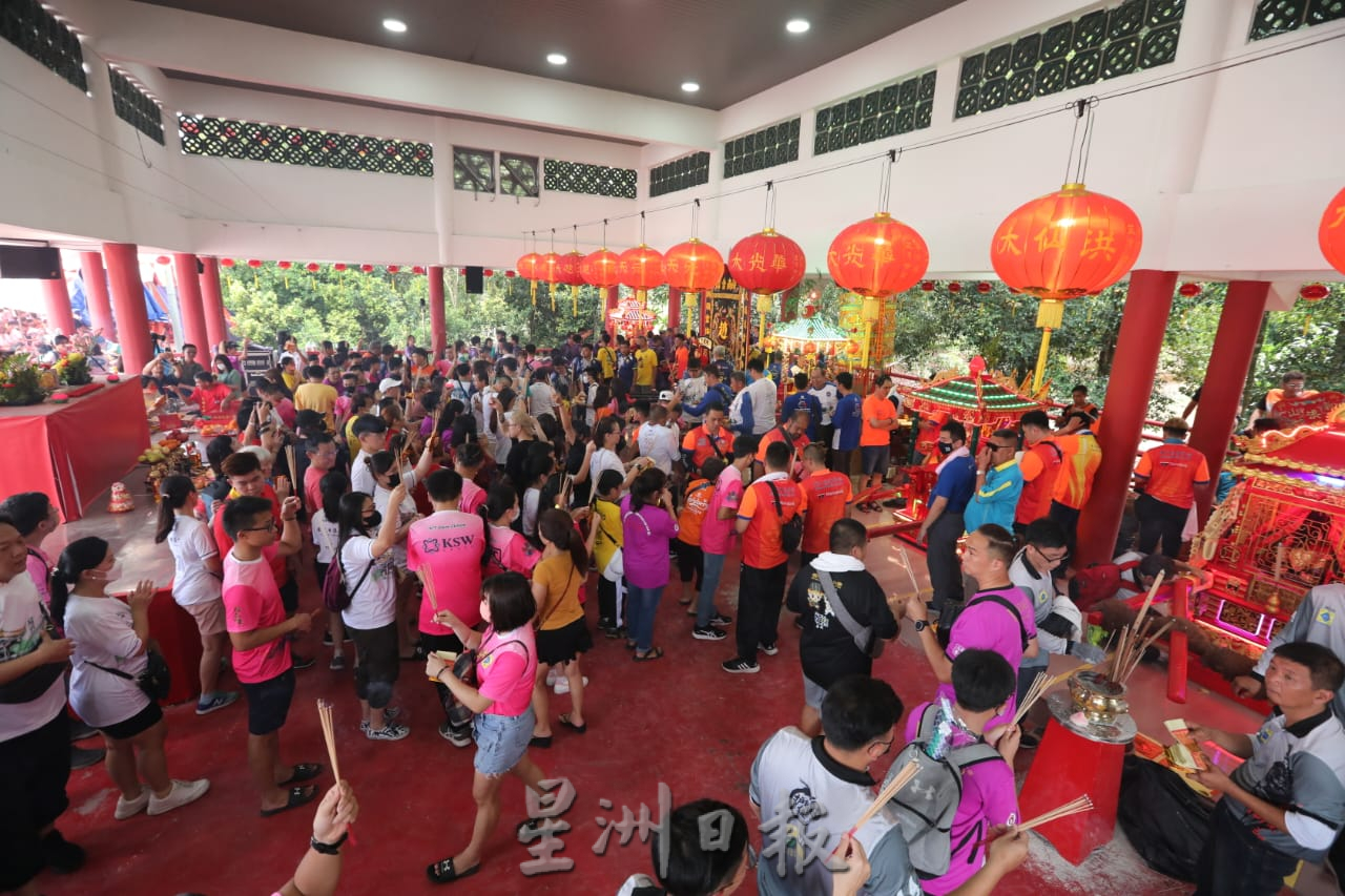 柔：封面主文：柔佛古庙游神活动恢复疫情前热闹场景，洗去疫情期间游神路线空荡荡的孤寂