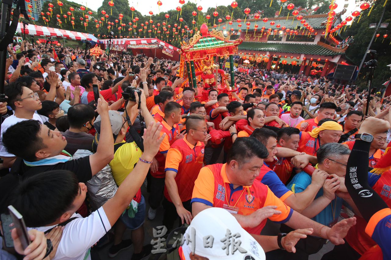 柔:封面主文:柔佛古庙游神活动恢复疫情前热闹场景,洗去疫情期间游神路线空荡荡的孤寂