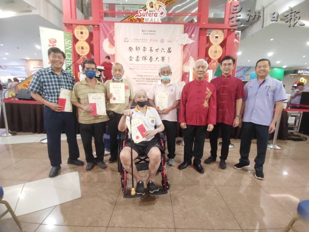 柔：封面副文：本报活动：挥春赛（二文之二）宽中古来分校获全场总冠军