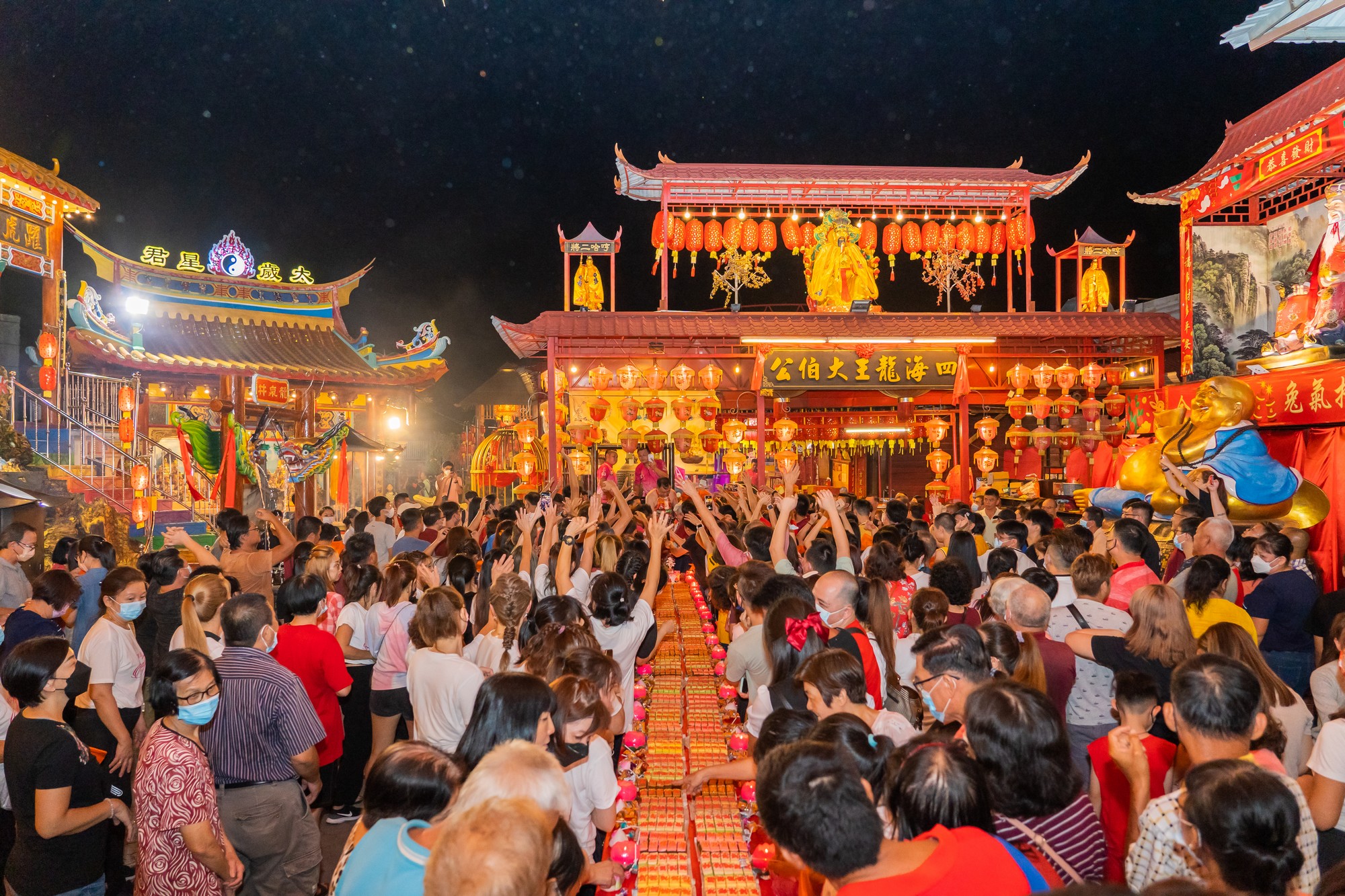 柔:峇四海龙王大伯公庙神诞,逾千善信用额头破红鸡蛋