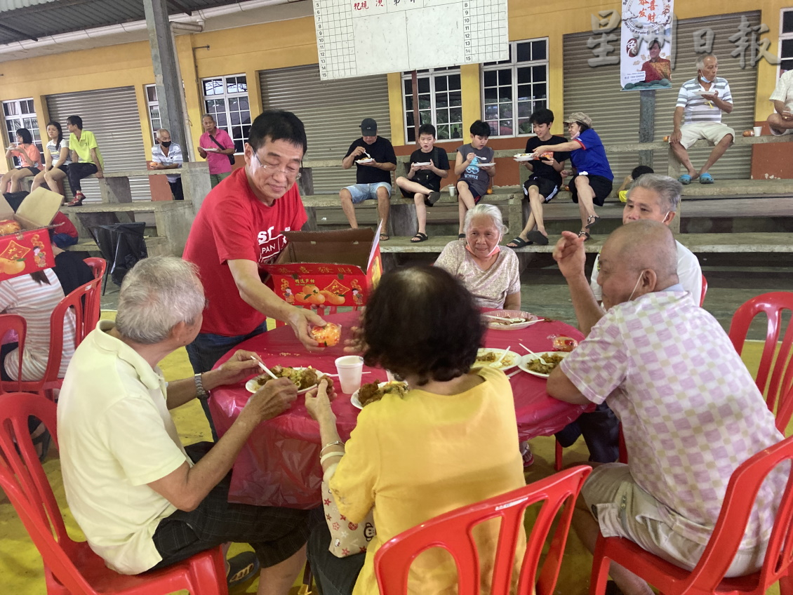 柔:彭学良:政府合法化烟花炮竹燃放增收入,唯民众要小心勿伤自己