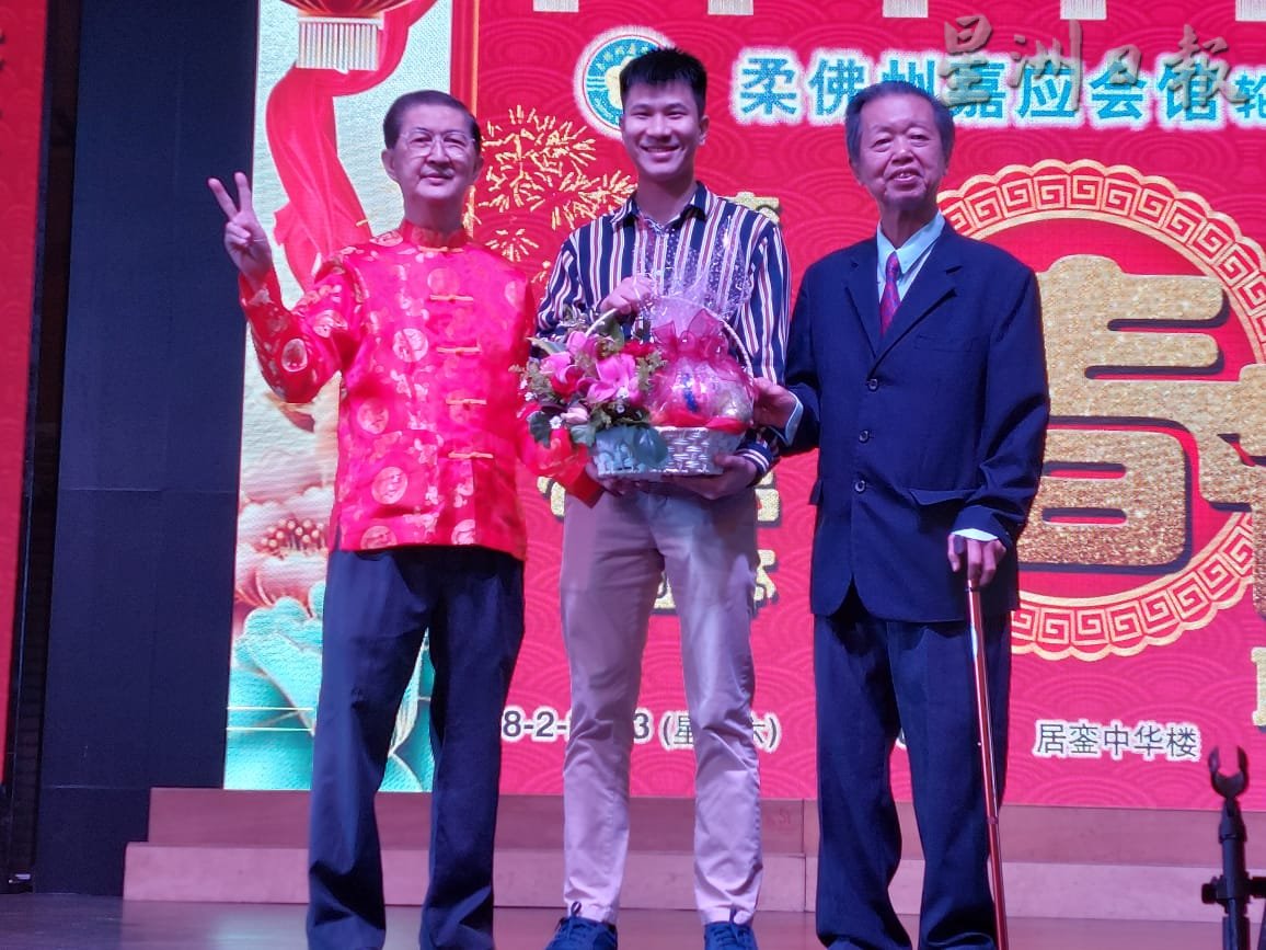 柔:新闻: 銮七大客属团体联办新春宴 团结客家人 贡献华教慈善