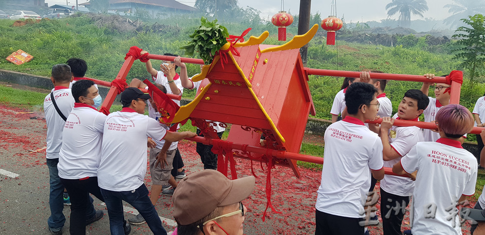  柔：新闻：古来新港古庙庆元宵  醒狮舞龙领路众神出游