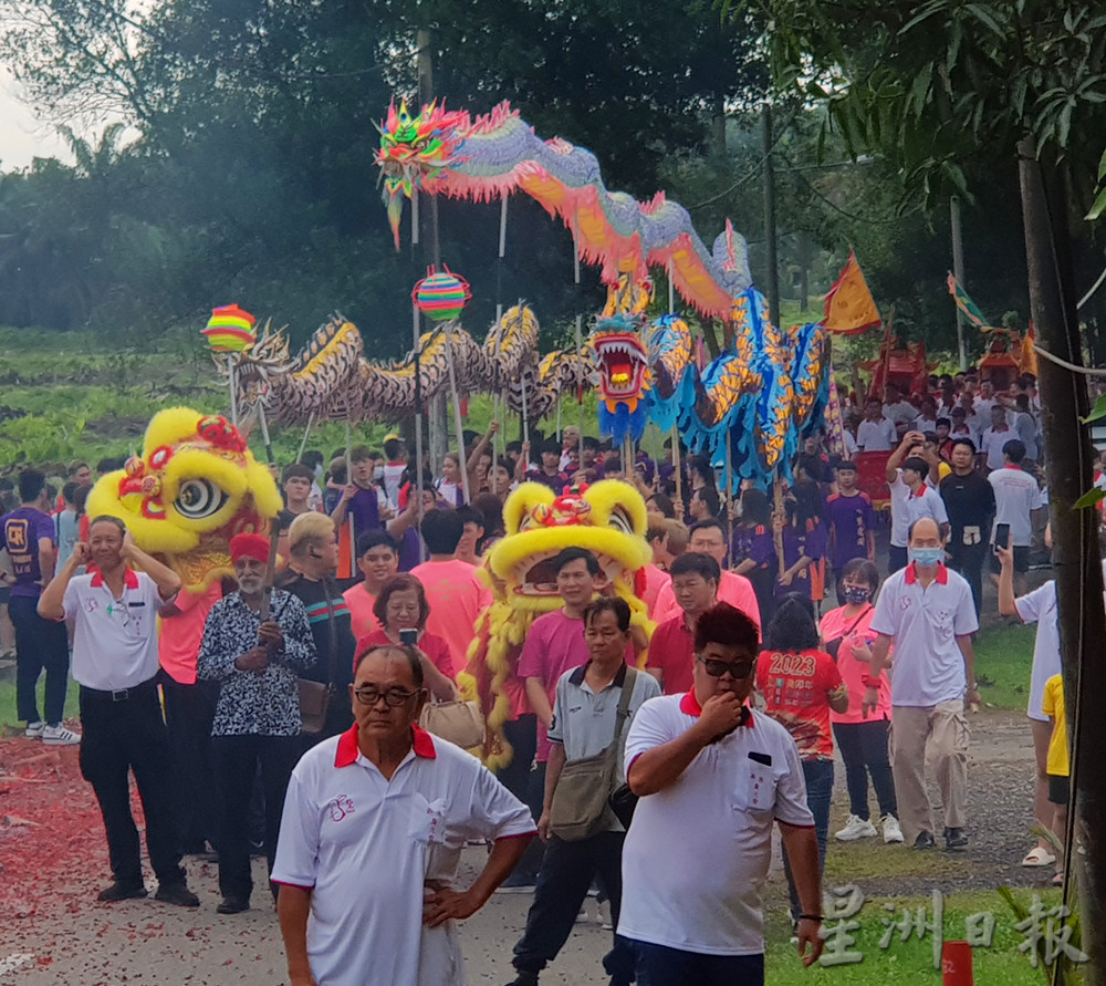  柔：新闻：古来新港古庙庆元宵  醒狮舞龙领路众神出游