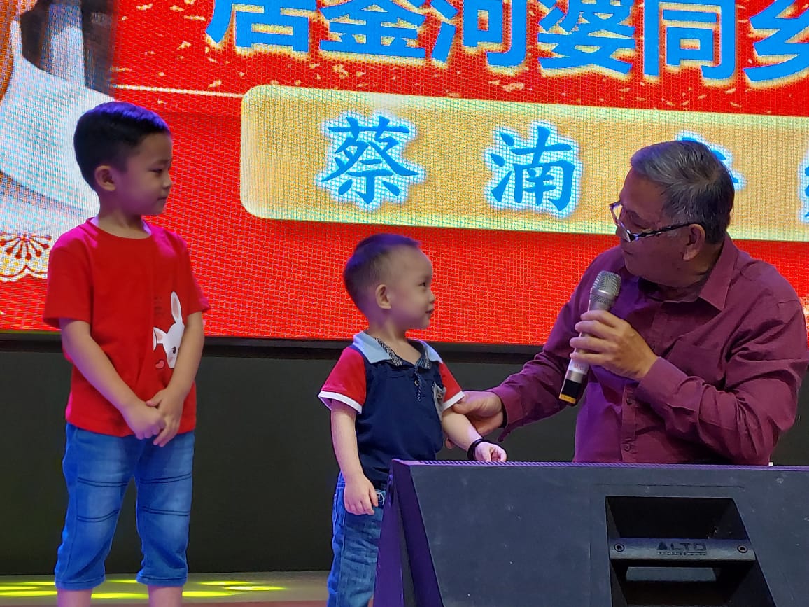 柔:新闻:台上祖孙河婆话互动 蔡湳安呼吁同乡传承家乡话