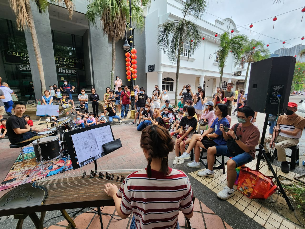 柔：新闻：陈旭年文化街“歌舞升平在老街”  带领参与者舞动身体、欣赏音乐