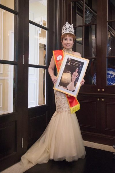 中年女性，展现自我风采