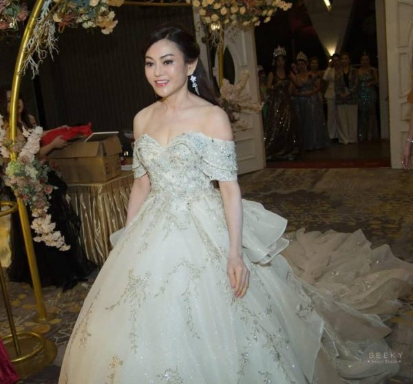 中年女性,展现自我风采