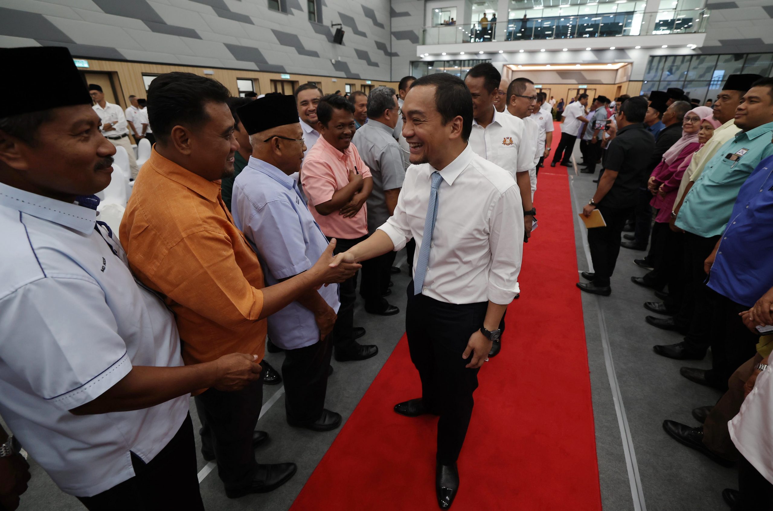 柔:柔大臣:协助面对挑战 助村长进修提高津贴