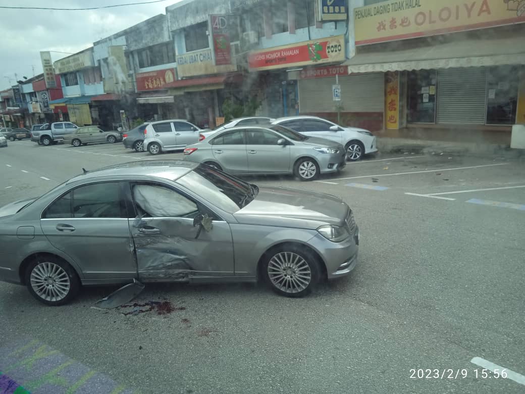 柔:皇后花园呼鲁巴浪三岔路口发生车祸,居民促进出路口提高警惕