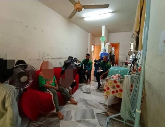 母子8人欠租金被赶走!“丈夫另娶 忙着照顾新家庭”