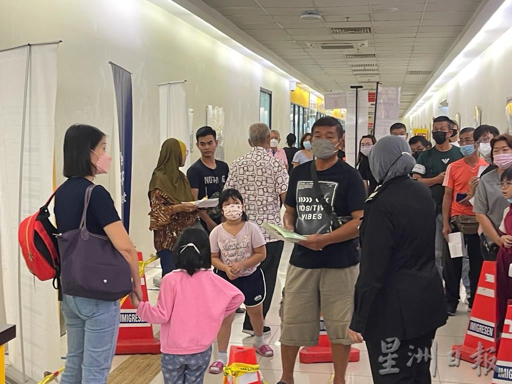 民众办理更新护照 可直接登门红土坎移民局