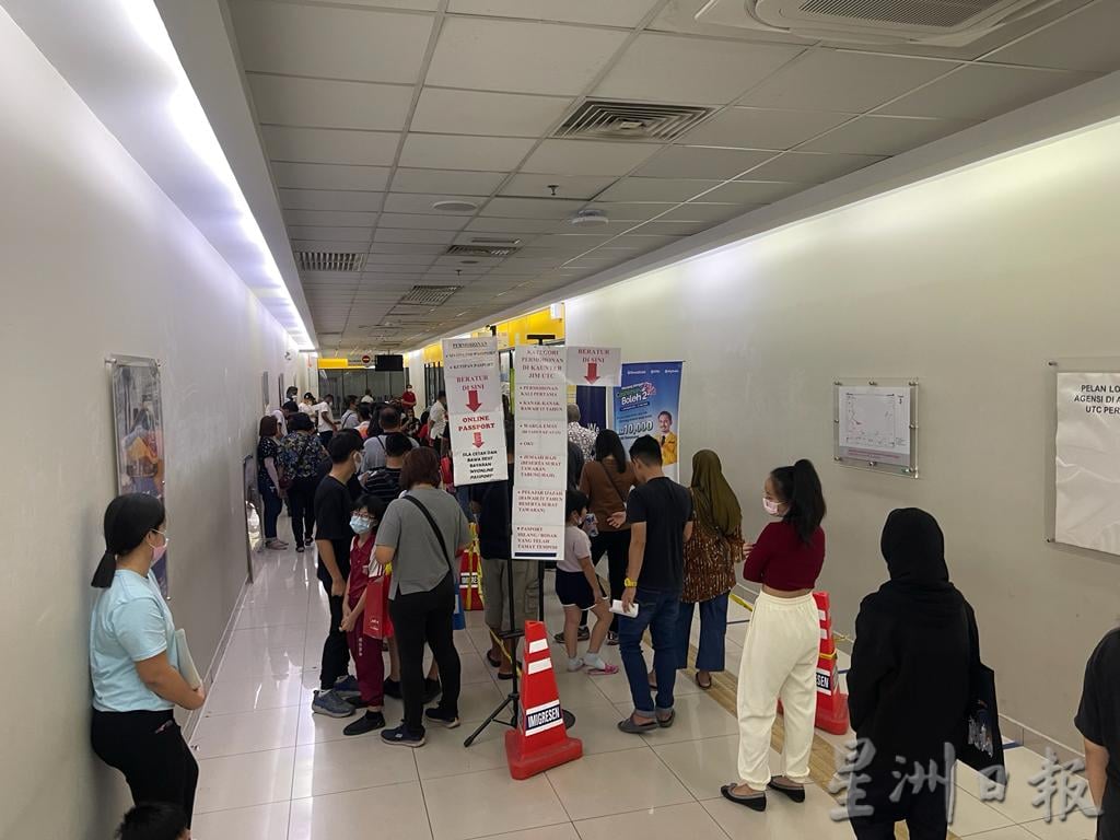 民众办理更新护照 可直接登门红土坎移民局