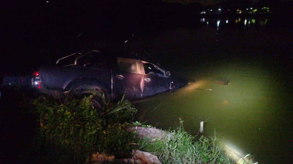 没入湖中四轮驱动车旁惊见浮尸 头部5砍伤左手腕近断