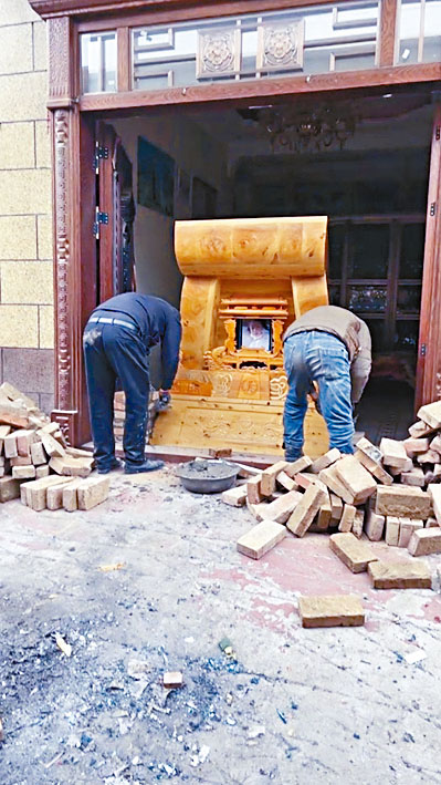 河南女子遭夫斩死暴尸家中5日 娘家抬棺材封亲家门讨说法