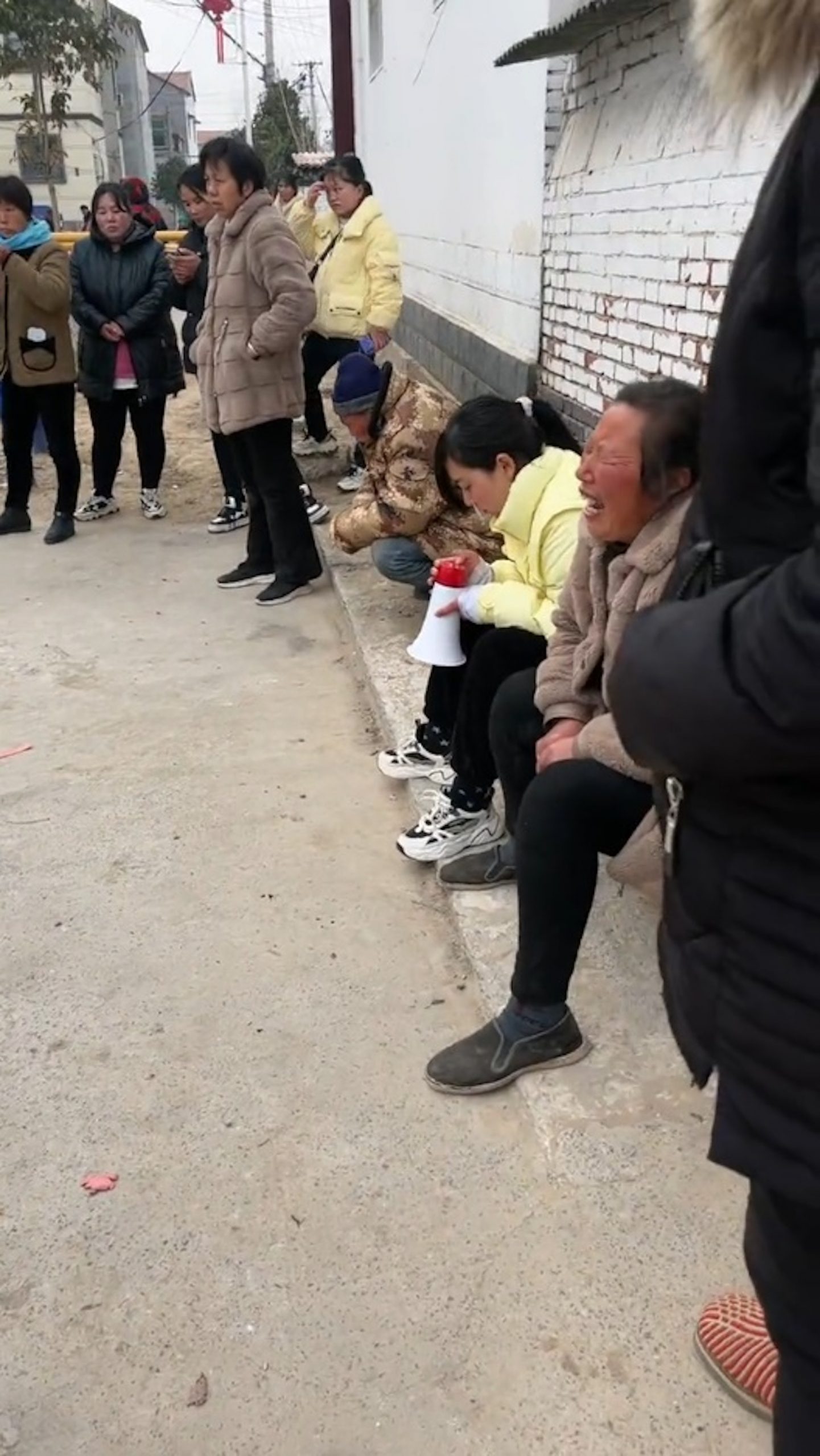 河南女子遭夫斩死暴尸家中5日 娘家抬棺材封亲家门讨说法