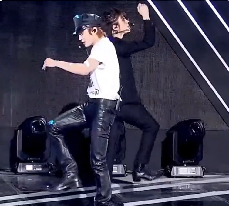 泰容@NCT曝腰痛像瘫痪 唱跳痛到手抖粉丝怒骂SM